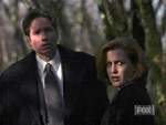 Mulder y Scully observan a Ramirez