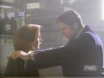 Mulder deja a Scully haciendo una autopsia y se va con Hartwell a vigilar el cementerio