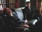 Scully, en plena sesi�n de hipnosis, toma la mano de su compa�ero