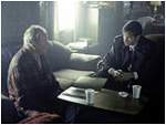 Arthur Dales le relata el extra�o caso a Mulder