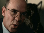Mulder ve al monstruo parado detr�s de Skinner