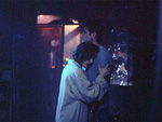 Scully abraza a Mulder en los restos de su oficina