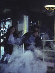 Fowley y Mulder corren por la planta