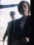 Alejados de los Expedientes X, Scully y Mulder cumplen tareas de rutina recorriendo granjas