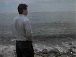 Mulder observa el mar después de no haber llegado a tiempo para salvar la vida de Patrick Crump
