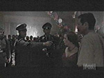 El Spender Nazi amenaza con ejecutar a la Scully de 1939, mientras el Fumador Nazi los observa de cerca