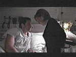 Mulder le declara su amor a Scully... que lo mira con compasi�n