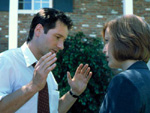 Mulder intenta explicarle a su compa�era que �l NO ES Morris Fletcher...