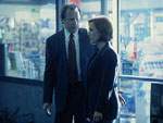 El Mulder falso le da una palmadita cari�osa a Scully