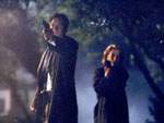 Mulder y Scully descubren a Wayne en el patio trasero de la casa de Betsy