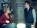 Sheila le cuenta a Daryl que se siente atra�da por Mulder