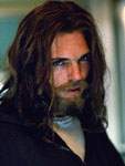 Krycek acecha a Skinner dentro del FBI