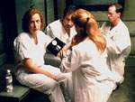 Scully recibe con su mejor cara a Diana Fowley, mientras se acerca a hablar con ellos