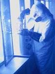 Un alien intenta robarse el feto extraterrestre