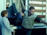 Big Mike intenta ayudar a Scully con la mudanza