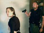 Vincent amenaza a Scully porque no quiere que Mulder regrese a la habitaci�n