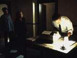 Mulder irrumpe en el departamento de su vecino y busca evidencias incriminatorias en la novela sin terminar del escritor