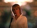 Byers divisa a Susanne en el hotel-casino de Las Vegas