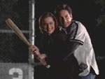 Mulder le da clases privadas de bateo a Scully