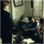 Rob les cuenta a los agentes que Derwood lo atac�
