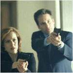 Mulder y Scully levantan sus armas para defender a la psic�loga