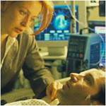 Scully le cuenta a Mulder sobre sus avances en el caso, y le pide que resista