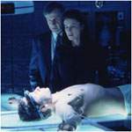 El Fumador y Diana Fowley observan a Mulder antes de la cirug�a