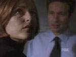 Scully escucha por primera vez la canci�n 'Don't Look Any Farther'