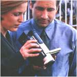Scully y Mulder observan una grabaci�n de la actuaci�n de Maleeni