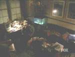 Mulder rompe en llanto en los brazos de Scully