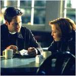 Mulder y Scully leen el diario �ntimo de Samantha en un bar