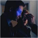 Mulder y Scully se someten al chequeo de seguridad para ingresar a FPS
