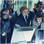 Scully, Phoebe y los Pistoleros observan a Mulder por el monitor