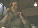 Scully se viste en el ba�o del departamento de Mulder