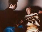 Mulder cubre a Scully con una manta