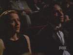 Mulder y Scully reaccionan con horror a lo que ven en la pantalla