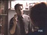 Mulder le muestra a Scully el 'efecto secundario' de su tratamiento con nicotina