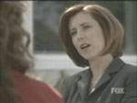 Una agente del FBI, muy parecida a Scully, interroga a Betty