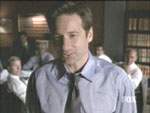 Mulder queda en una situación embarazosa cuando el mundo vuelve a la normalidad