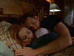 Mulder contiene a Scully en su habitaci�n de hotel