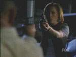 Scully y Skinner discuten a punta de pistola