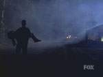 Doggett retira a Scully del lugar mientras se acercan las patrullas y ambulancias