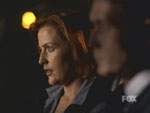 Scully y Doggett discuten dentro del auto, mientras vigilan la casa