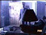 En su pesadilla, Doggett ingresa al cuarto de Scully