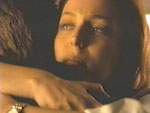 Scully abraza a Mulder después que él aceptara ser su donante