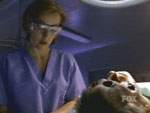 Scully realiza la autopsia de Curt