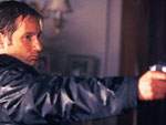 Mulder le dispara a la criatura