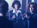 Scully apunta al mendigo...