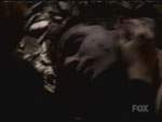 Scully acaricia el rostro de Mulder