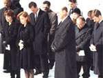 Amigos y colegas se hacen presentes en el funeral de Mulder